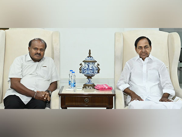 HD Kumaraswamy meets KCR in Hyderabad (Photo:ANI)