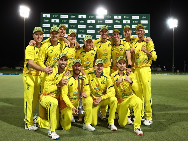 Australia with the trophy. (Photo- Cricket Australia)