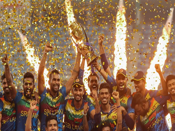 Sri Lanka with trophy. (Photo ICC)