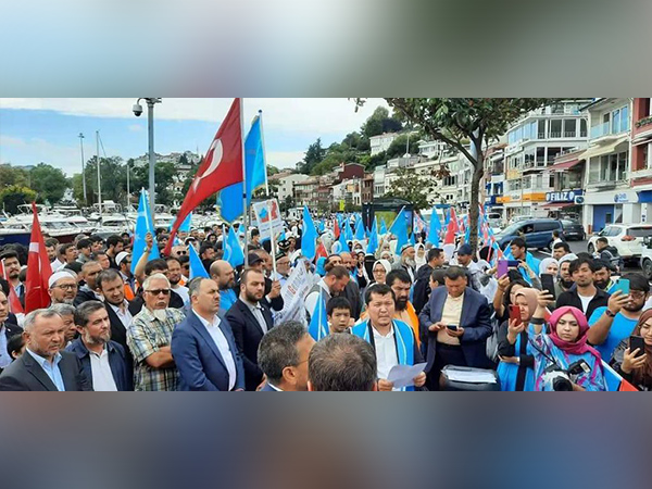 Visuals from the portest outside Chinese Consulate in Sariyer district.