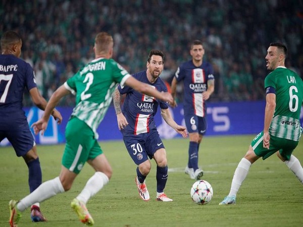 Lionel Messi (in blue) (Photo:Paris Saint-Germain )