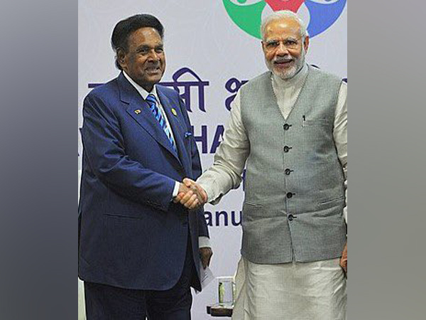 Prime Minister Narendra Modi with former Cabinet Minister of Malaysia Samy Vellu (File Photo)