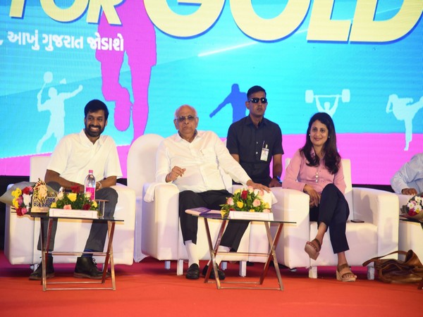 Gopichand with CM Bhupendrabhai Patel (Photo: Twitter@Bhupendrapbjp)