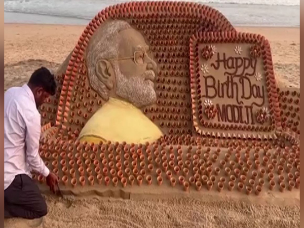 Sudarsan Pattnaik creates Modi's sand sculpture (Photo/ANI)