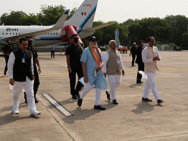Prime Minister Narendra Modi on reaching Gwalior to release 8 Cheetahs (Source: MP CM twitter)