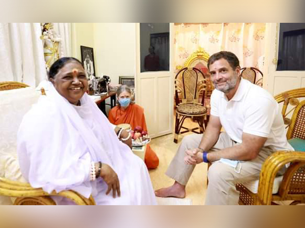 Rahul Gandhi with Amritanandamayi Maa (Photo Credit: Facebook)