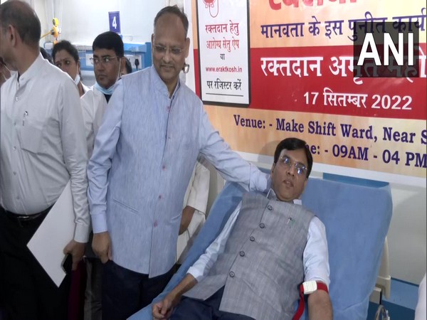 Union Health Minister Mansukh Mandaviya donating blood at Safdarjung Hospital in Delhi on Saturday.(Photo/ANI)