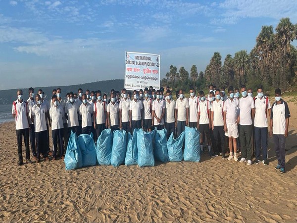 Naval Personnel participating in the coastal cleanup (Photo/PIB)