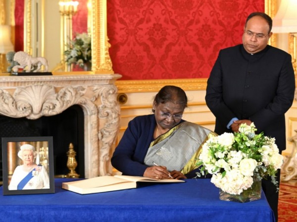 President Draupadi Murmu signs condolence book for Queen Elizabeth in London (Photo/Twitter: President of India)