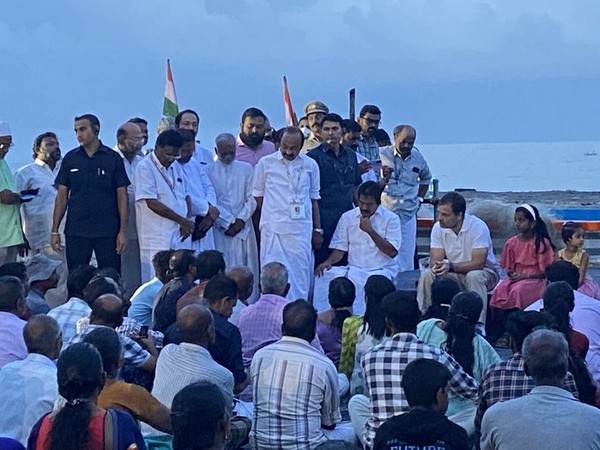 Rahul Gandhi interacts with fishermen in Kerala (Photo: Jairam Ramesh Twitter handle)
