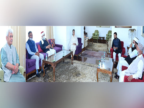 Delegation of United Ullmah-i-Ahlli Sunnah calls on J-K Lt Guv Manoj Sinha (Photo:RajBhawan)