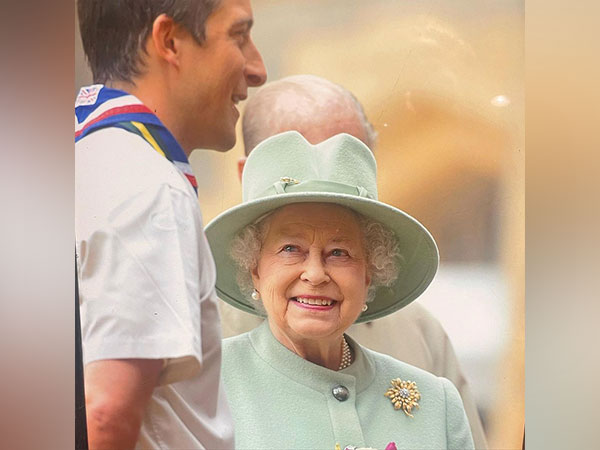 When Bear Grylls met Queen Elizabeth (Image source: Twitter)