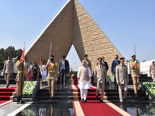 Defence Minister Rajnath Singh at Unknown Soldier Memorial Tomb in Cairo (Photo: Twitter/Office of Defence Minister)