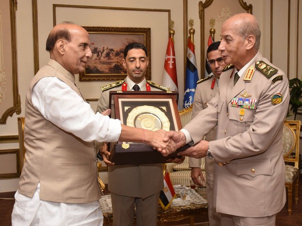 Rajnath Singh meets Egyptian Defence Minister General Mohamed Zaki in Cairo. (Photo: Twitter\\@rajnathsingh)