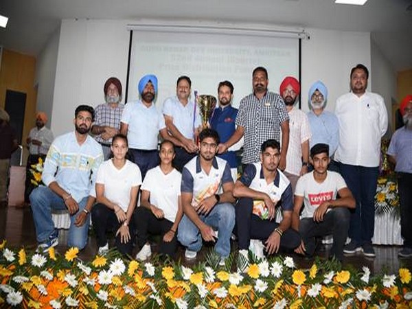 Sports Minster Anurag Thakur felicitating the sportspersons of Guru Nanak Dev University in Amritsar (Image: MYAS/SAI Media)