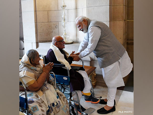 Prime Minister Narendra Modi with Late Professor Ramyatna Shukla (Photo: PM Modi Twitter)