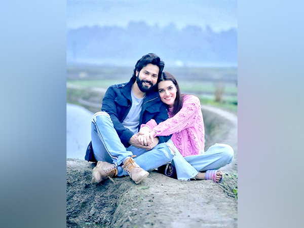 Varun Dhawan, Kriti Sanon (Image source: Twitter)