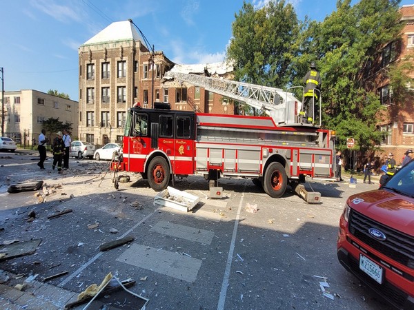 At least 8 people injured in blast at residential building in Chicago (Photo: Twitter/@CFDMedia)