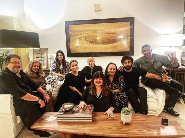 Alia Bhatt and Ranbir Kapoor with her family (Image Source: Instagram)