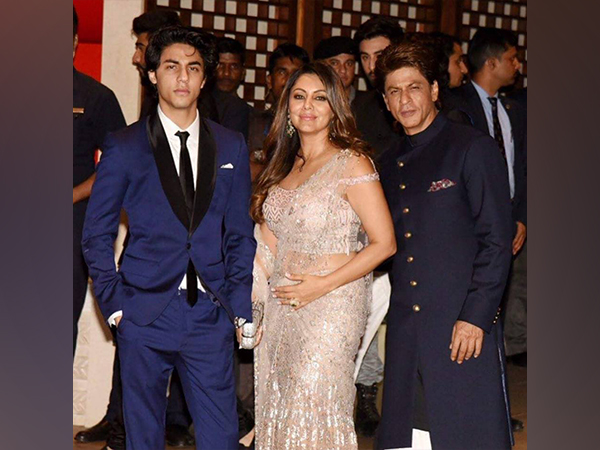 Gauri Khan, Aryan Khan, Shah Rukh Khan (Image source: Twitter)