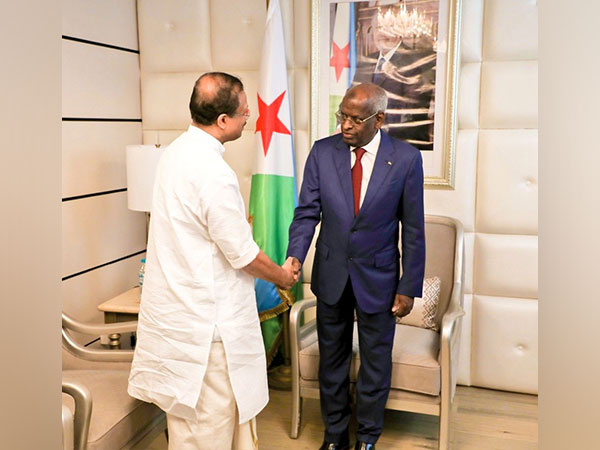 MoS Muraleedharan meets Djibouti Prime Minister Abdoulkader Kamil Mohamed (Photo Credit: Twitter/V Muraleedharan)