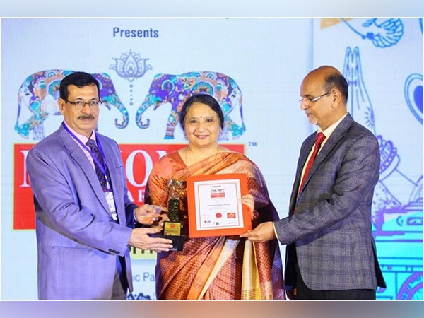 Parminder Chopra, Director (Finance), Power Finance Corporation Ltd. (PFC) receiving the prestigious ET Ascent 