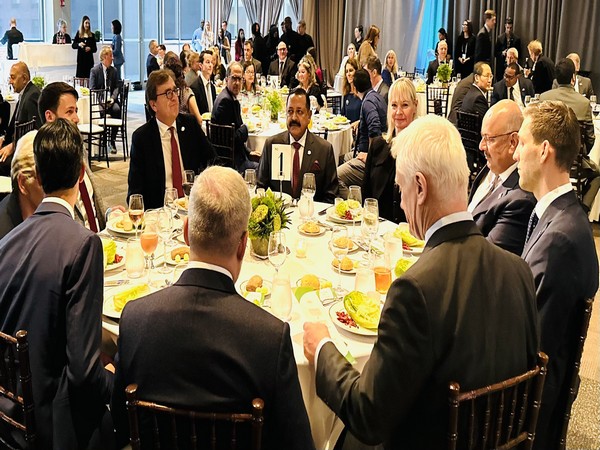 Union Minister Jitendra Singh with Energy ministers of other countries (Photo: Twitter/Jitendra Singh)