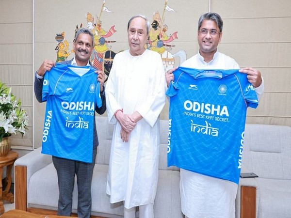 Kalyan Chaubey and Shaji Prabhakaran with Odisha CM (Photo: AIFF Media)