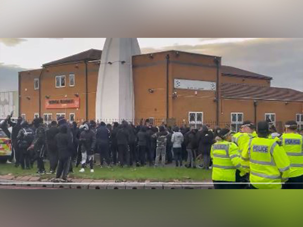 A mob staged a violent demonstration outside the Durga Bhawan temple in Leicester.