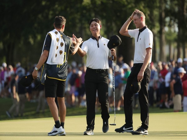 Si Woo Kim and Cam Davis celebrate their win in Presidents Cup (Image: President's Cup)