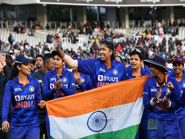 Jhulan Goswami (centre). (Photo- BCCI Women Twitter) 