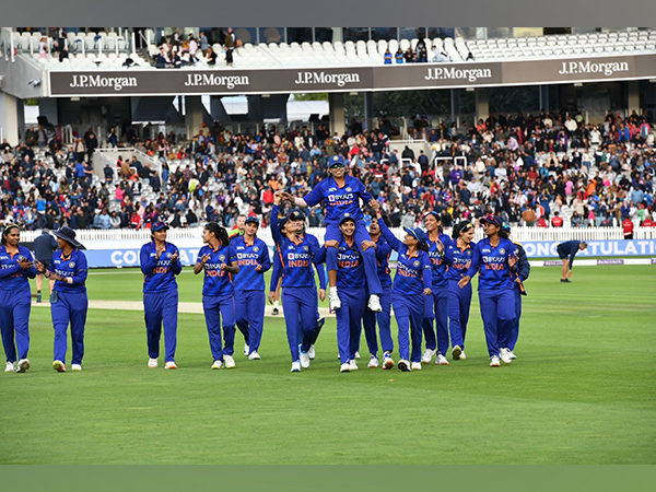 Jhulan being lifted on shoulders by her teammates. (Photo- BCCI Women)
