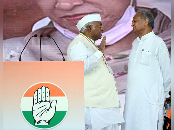 Congress leader Mallikarjun Kharge and Rajasthan Chief Minister Ashok Gehlot (Photo:ANI)