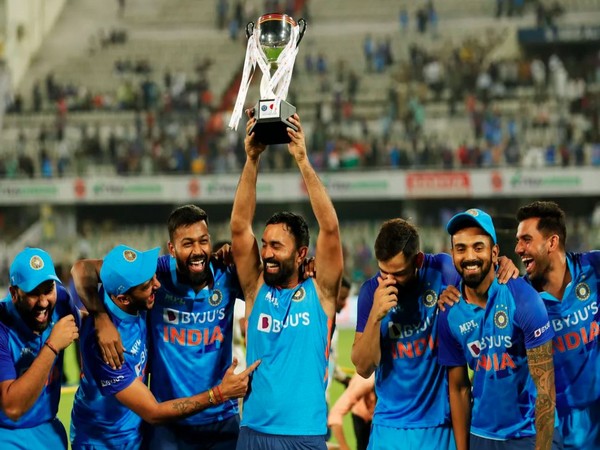 Team India lifting trophy after beating Australia 2-1 (Image BCCI)
