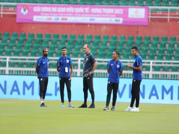 Head coach Igor Stimac with team (Photo: AIFF Media)
