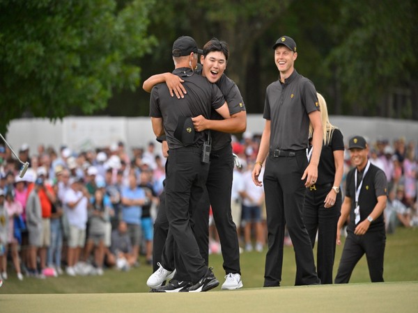 Si Woo Kim being congratulated by captain Trevor Immelman