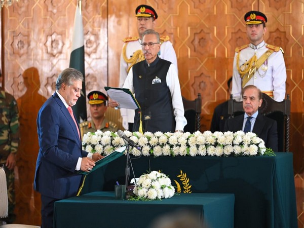 PML-N senator Ishaq Dar taking oath as federal minister (Image Credit: Twitter/@pmln_org)