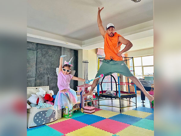 Kunal Kemmu with his daughter (image source: Instagram)