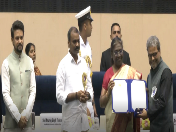 Vishal Bhardwaj receiving Nationa Award from President