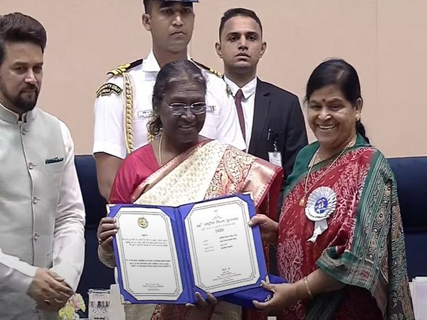President Droupadi Murmu presenting the award to Madhya Pradesh minister Usha Thakur
