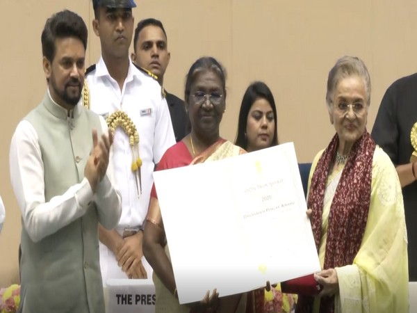 Asha Parekh being conferred Dadasaheb Phalke Award by President