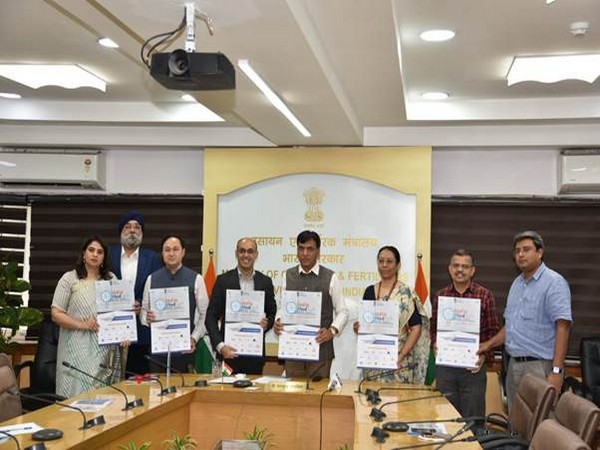 Union Minister for Chemicals & Fertilizers and Health & Family Welfare Mansukh Mandaviya with officials at an event in New Delhi. (photo/PIB)
