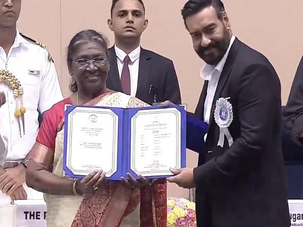 President Droupadi Murmu presenting the award to Ajay Devgn (Image source: Twitter)
