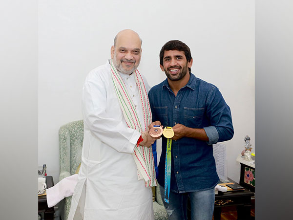 Amit Shah (L) meets World Championship medallist wrestler Bajrang Punia (R) (Image: Bajrang Punia Twitter)