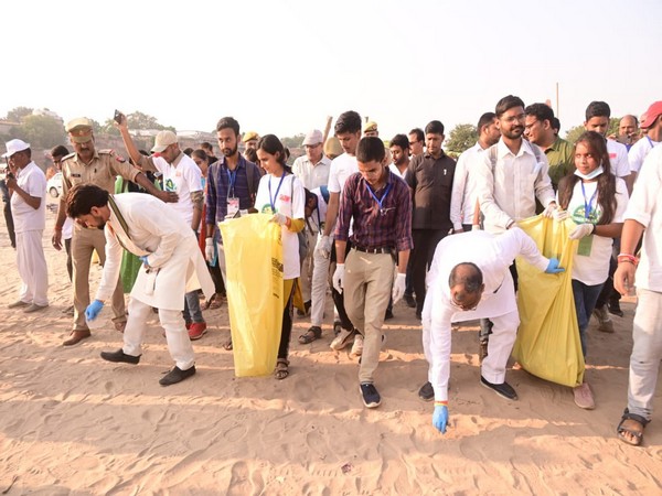 Anurag Thakur launches Swachhata Abhiyan 2.0 in Prayagraj (Photo:Twitter/Anurag Thakur)