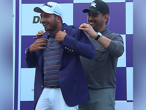 Indian cricket legend MS Dhoni presents winner's jacket to Varun Parikh (Image: PGTI media)