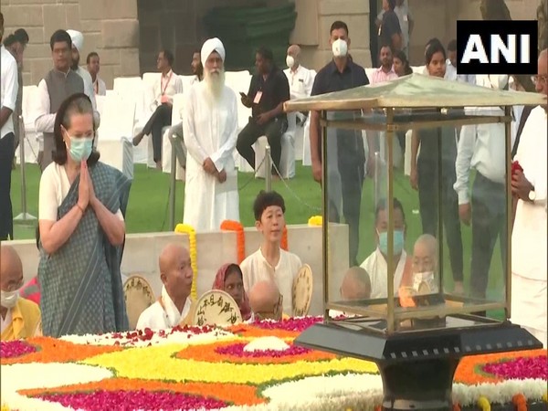 Sonia Gandhi, Kharge pay tribute to Mahatma Gandhi at Rajghat. (Photo/ANI)