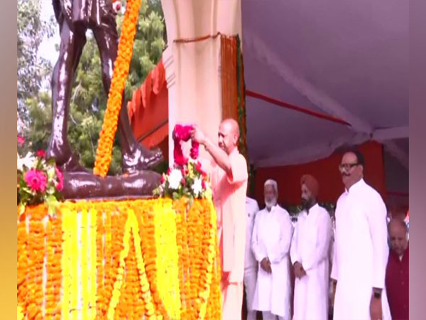 CM Yogi paying tribute to M.K. Gandhi (Photo/ANI)