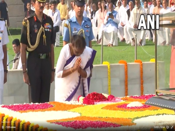 President Droupadi Murmu pay tributes to Mahatma Gandhi at Rajghat (Photo/ANI)