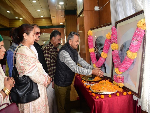 Congress Vice President Naresh Chauhan and party workers paying tribute (Image/ANI) 